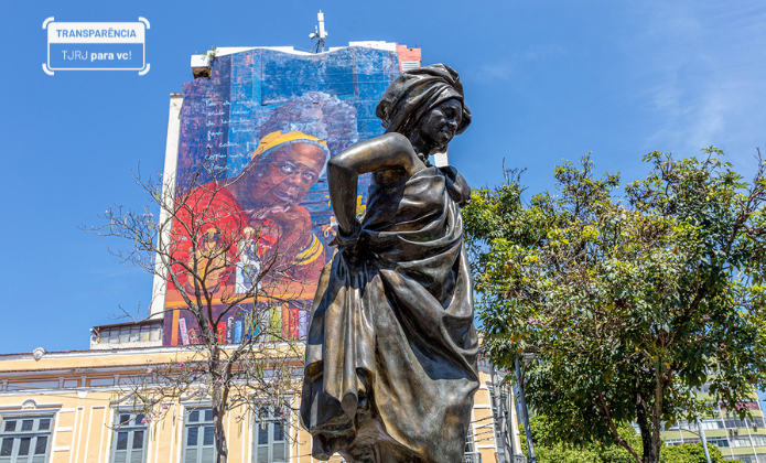 Imagem da estátua de Mercedes Baptista no Largo São Francisco da Prainha 