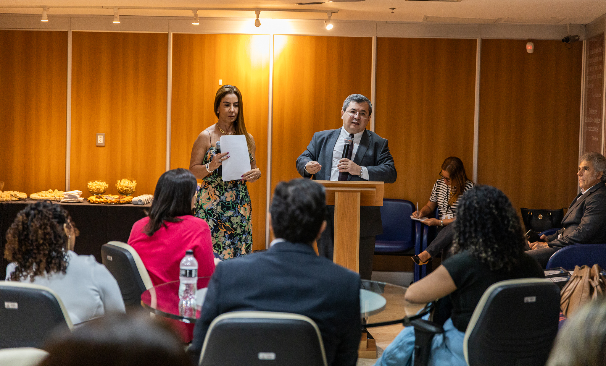 Da esquerda para direita: a presidente da Comissão de Articulação de Programas Sociais (Coaps), desembargadora Renata Machado Cotta; e o desembargador Vitor Marcelo Aranha Afonso Rodrigues, integrante da Coaps