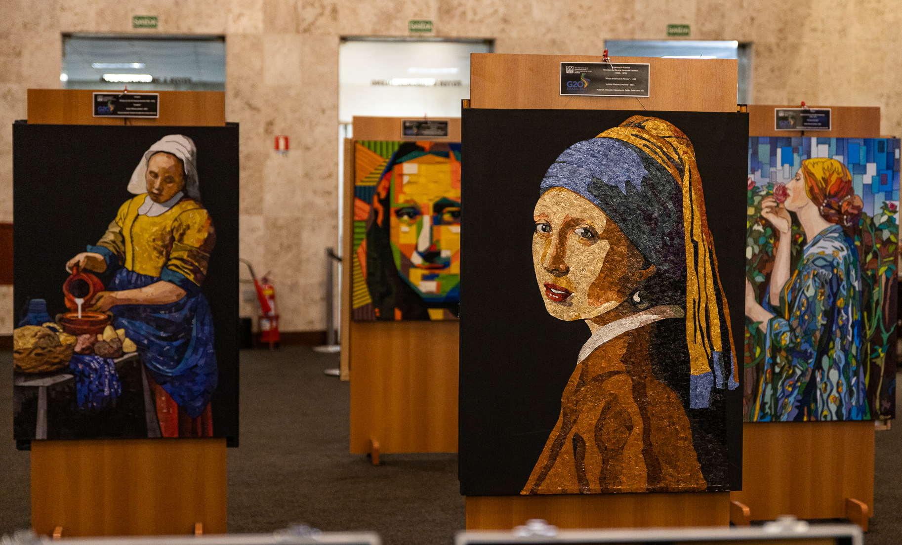 O foyer do Órgão Especial do TJRJ repleto de obras do artista