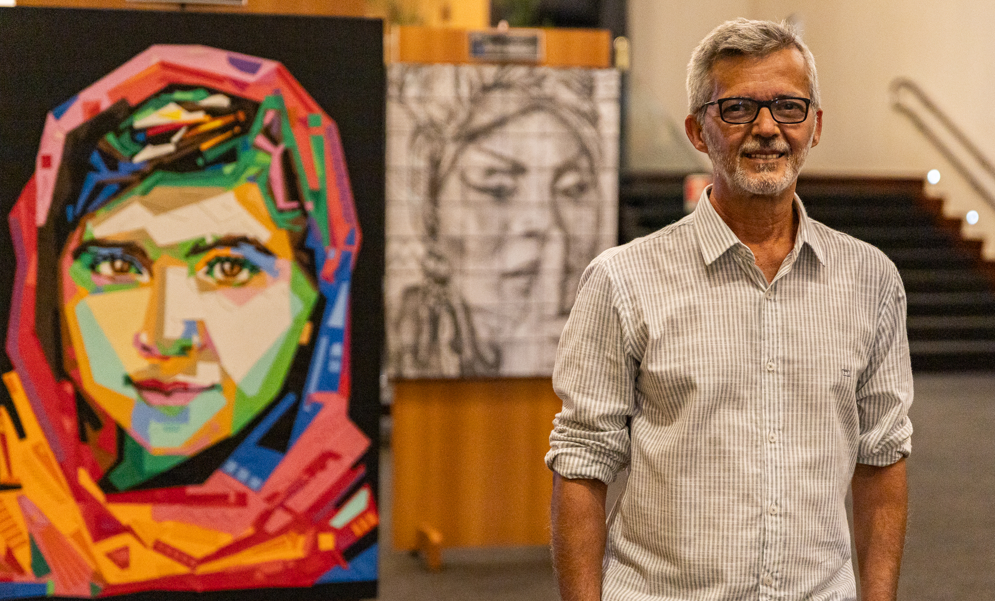 O artista Marcos Lanzieiro ao lado da sua obra Malala, símbolo pela luta da igualdade de gênero feita de material reciclável