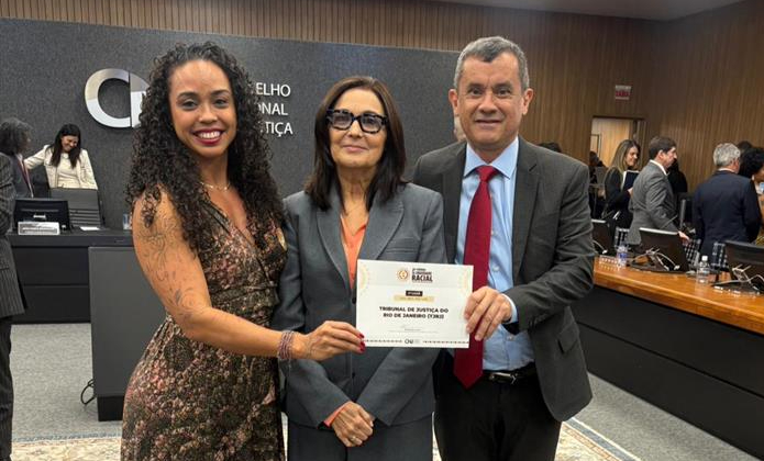 Na foto, a servidora Tatiana Lima Brandão, a desembargadora Patrícia Serra, presidente do Comitê de Promoção de Igualdade de Gênero e de Prevenção e Enfrentamento dos Assédios Moral e Sexual e da Discriminação no 2º Grau de Jurisdição (Cogen -2º Grau), e o diretor do Arquivo do TJRJ, Gilberto de Souza Cardoso