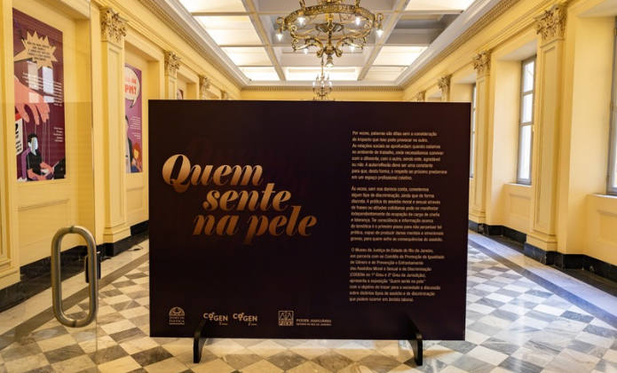 Painel da exposição 'Quem sente na pele' no Museu da Justiça 