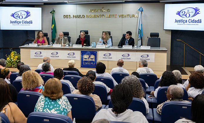 Da esquerda para direita: Claudia Brogno, chefe do SEPIS, Antônio Francisco Ligiero, secretário-geral do SGSUS, desembargadora Cristina Tereza Gaulia, desembargadora Regina Lucia Passos e o juiz Rafael Carneiro