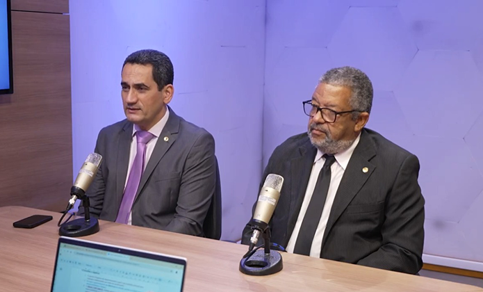 Imagem do juiz Sérgio Luiz Ribeiro e Carlos Roberto Laudelino durante gravação do podcast