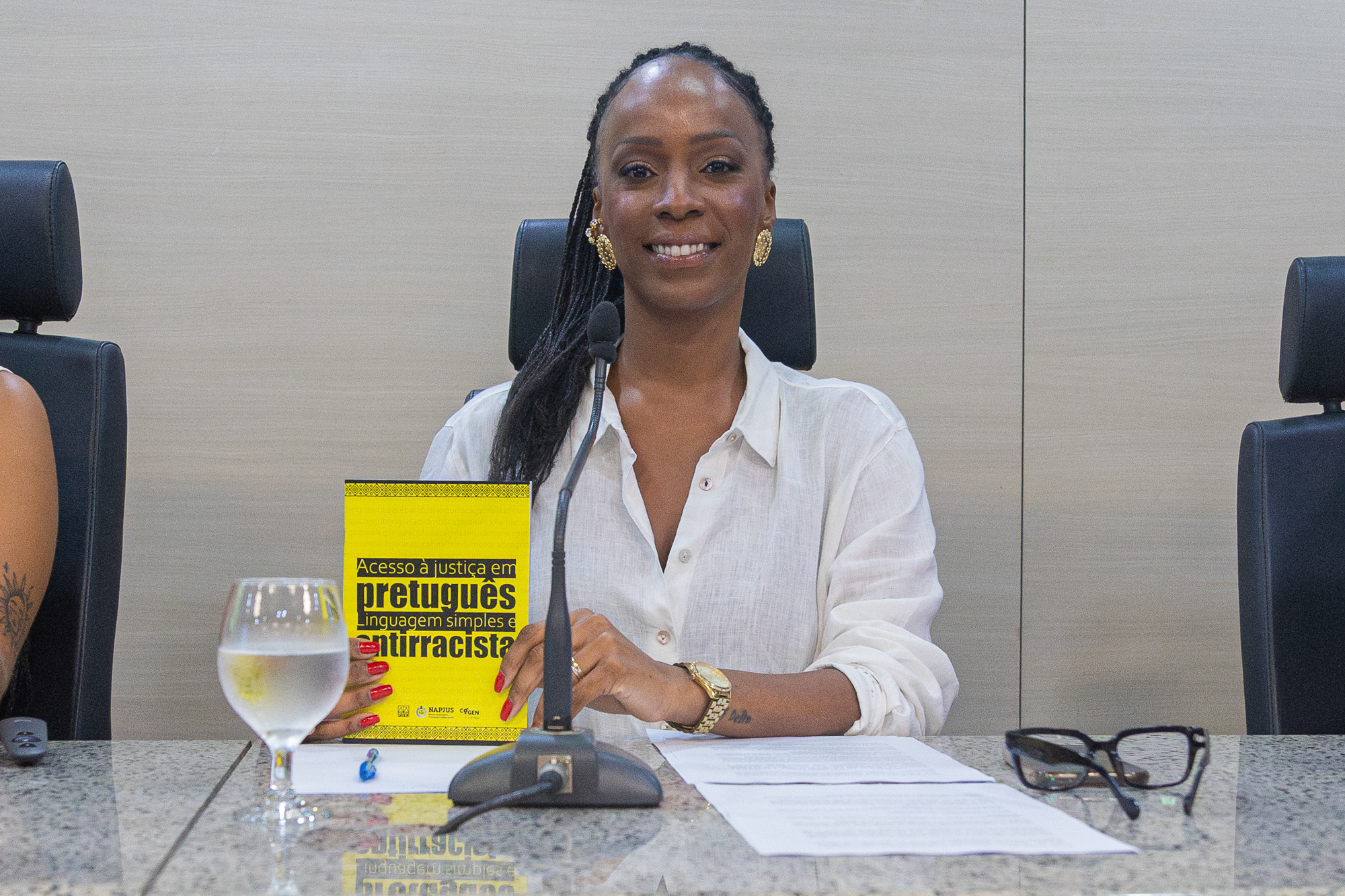 &nbsp; &nbsp; &nbsp; &nbsp; &nbsp; &nbsp; &nbsp; &nbsp; &nbsp; &nbsp; &nbsp; &nbsp; &nbsp; &nbsp; &nbsp; &nbsp; &nbsp; &nbsp; &nbsp; &nbsp; &nbsp; &nbsp; &nbsp; Servidora do Tribunal de Justiça do Rio de Janeiro Isis Saint Clair mostra cartilha produzida pelo Napjus&nbsp;