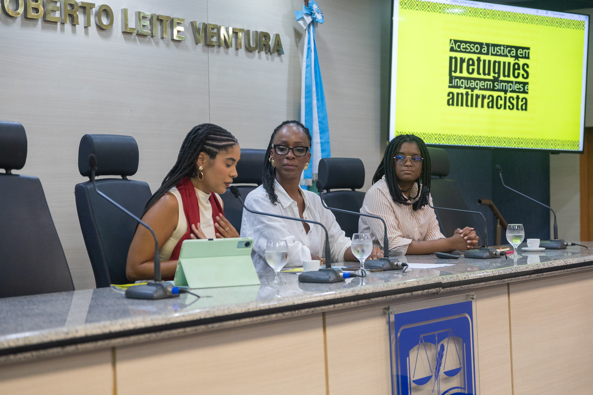 Imagemda mesa do evento com Rebeka Borges,&nbsp;Isis Saint Clair e&nbsp;Juliana Jesus 