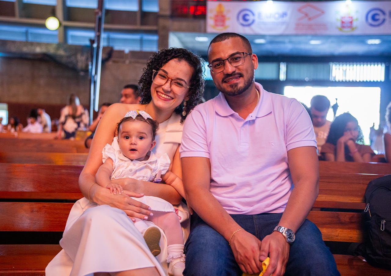 Milena, com a pequena Maria Eduarda no colo, e Luiz Eduardo