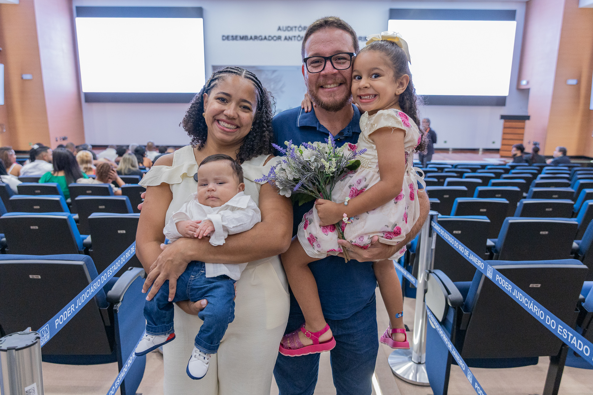 Foto posada de Lorena e Paulo César com os filhos nos braços. Lorena está com Lucas e Paulo César com Yasmim