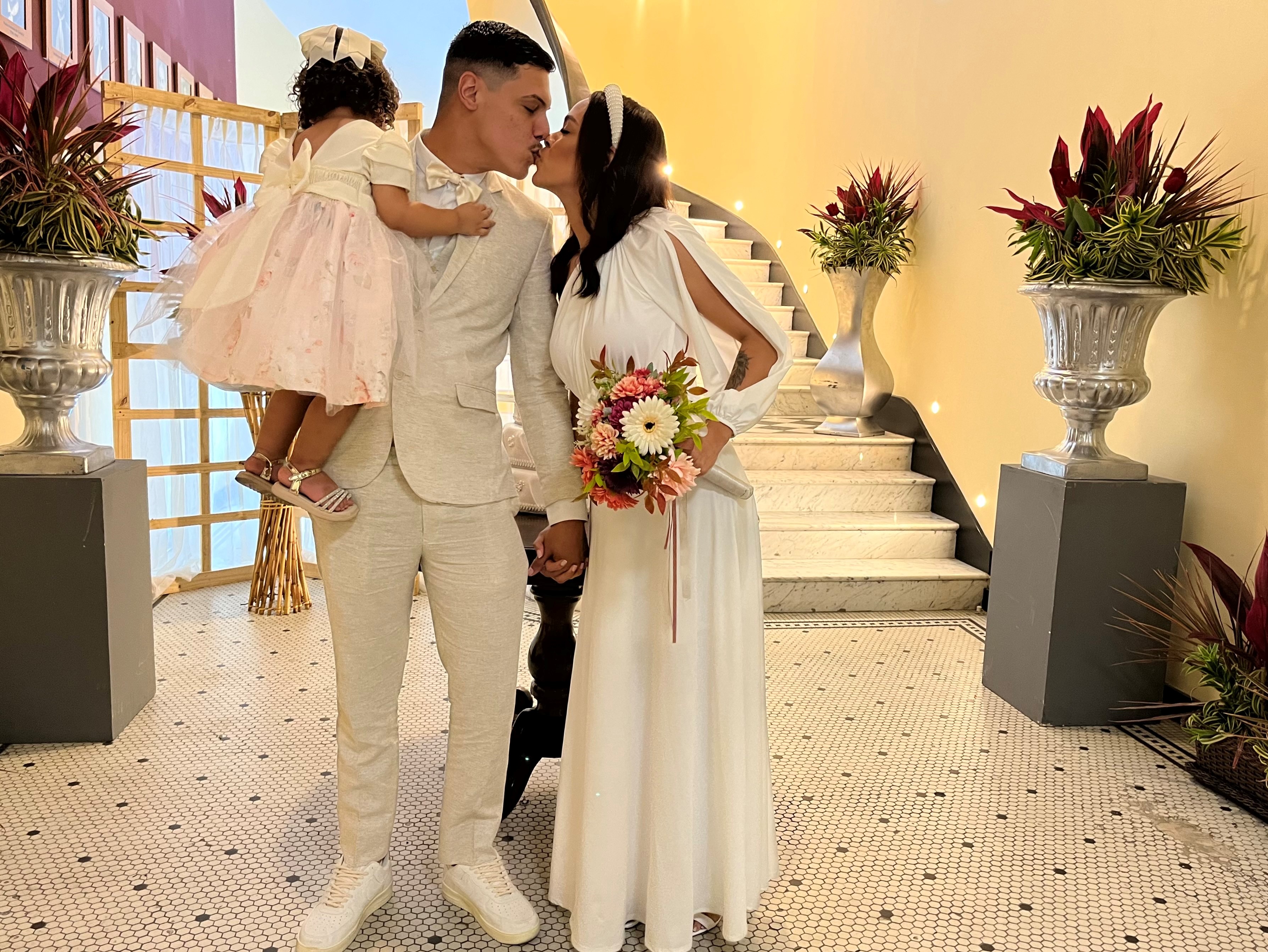 Dayane Gonçalves e Matheus Ferreira levaram sua filha Isabella para o casamento 