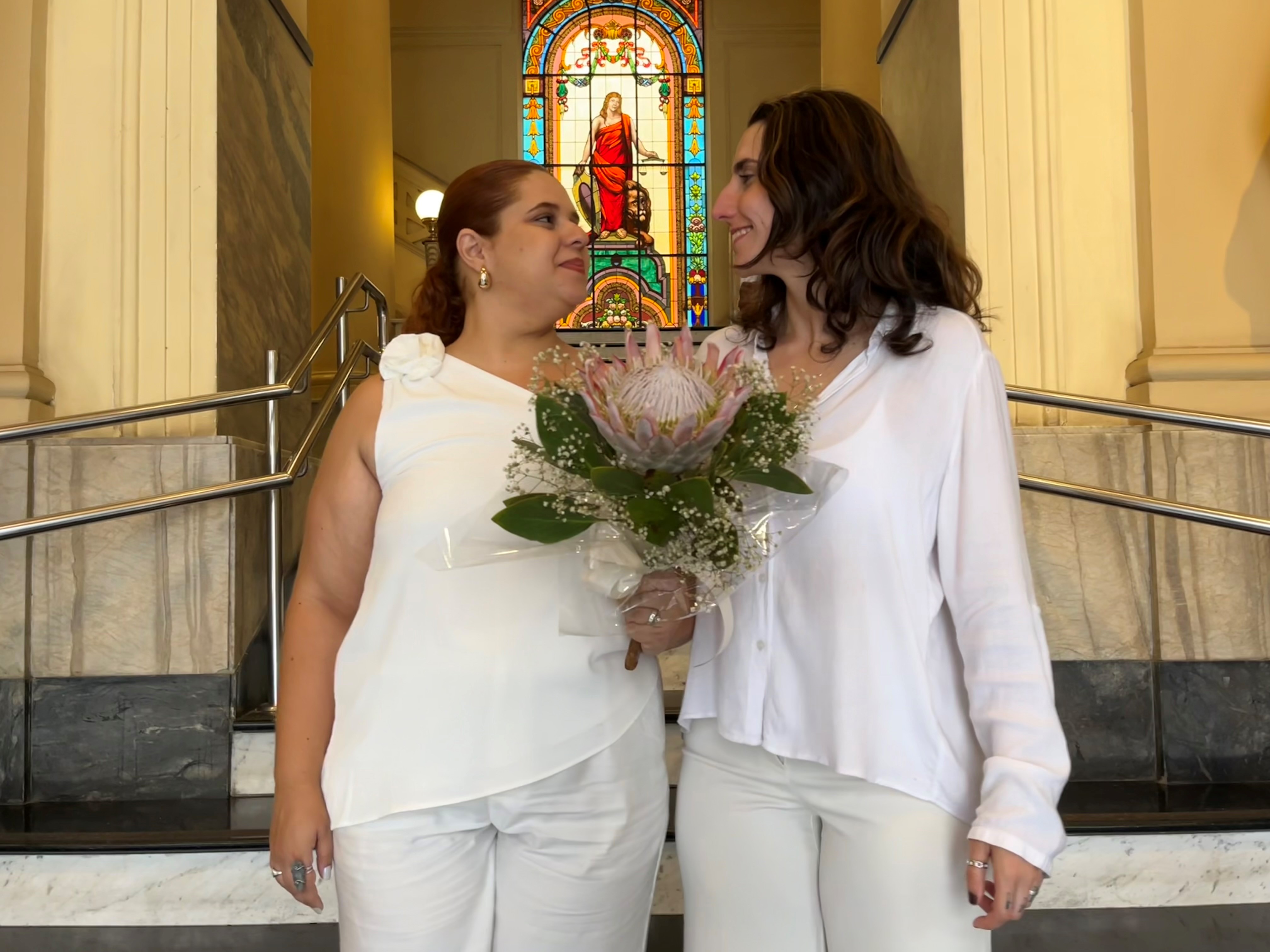  Luana e Carolina Bottino se conheceram em um aplicativo de relacionamento e se casaram em cerimônia comunitária