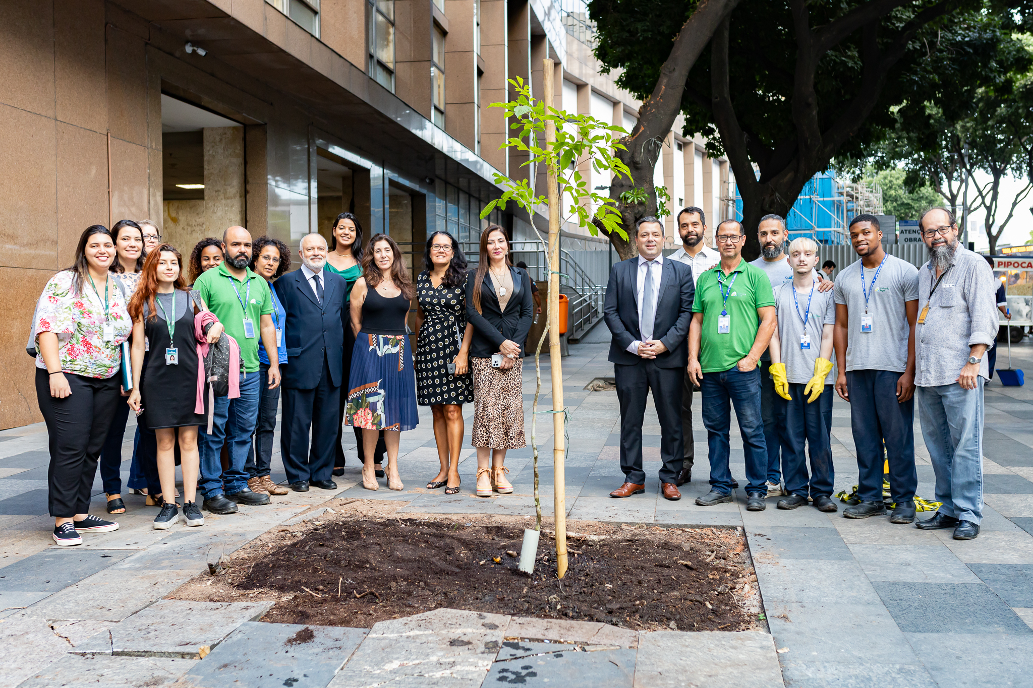 Cerimônia pelo Dia da Terra foi marcada por plantio de muda de Ipê Amarelo e contou com as presenças da presidente da Comissão de Políticas Institucionais para Promoção da Sustentabilidade do TJRJ, desembargadora Teresa de Andrade Castro Neves, e do secretário-geral de Sustentabilidade e Responsabilidade Social Antônio Francisco Ligiero