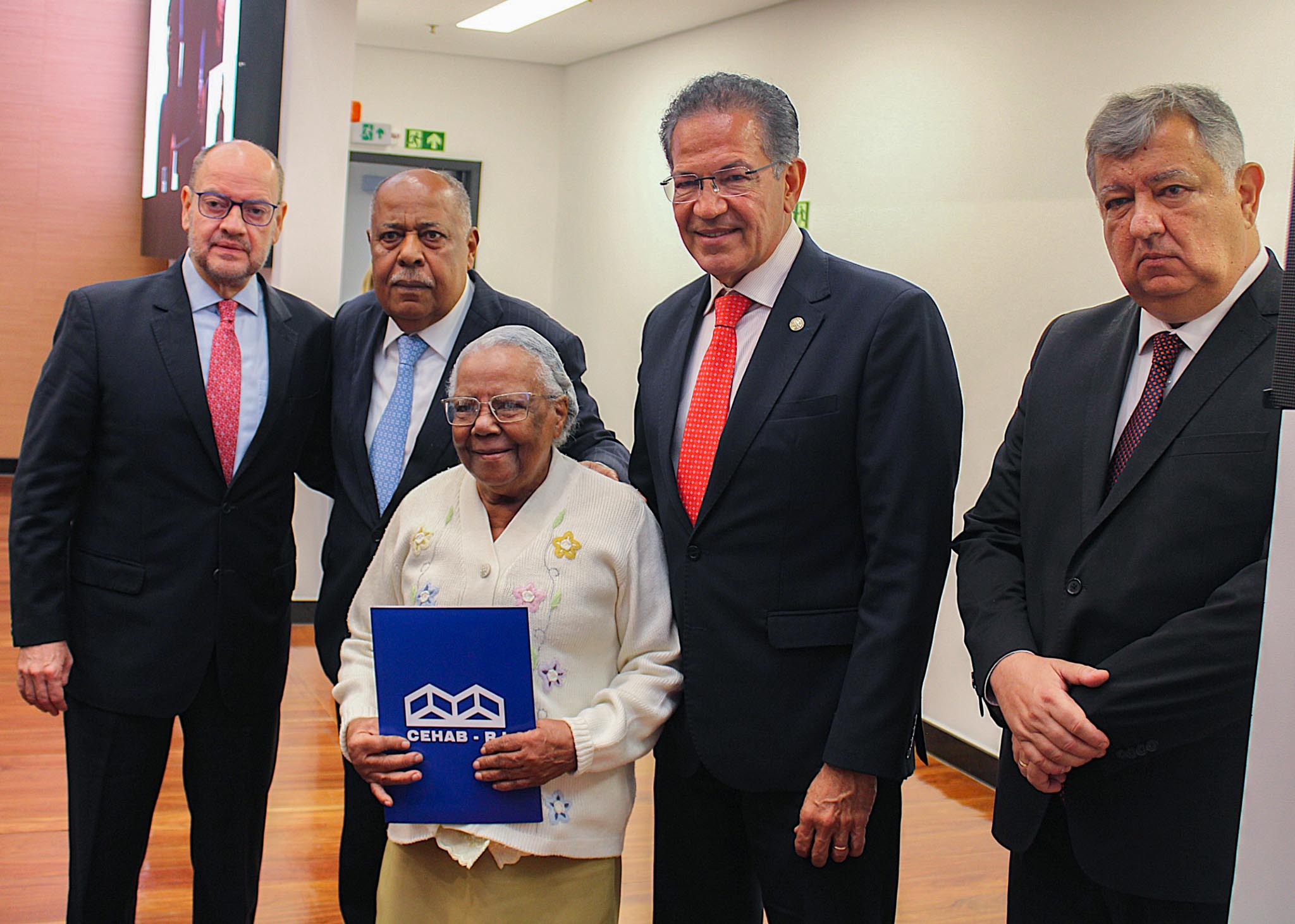 Sarah Pires Gomes, 93 anos, ao lado do presidente do TJRJ, Ricardo Couto de Castro, dos ministros Benedito Gonçalves e Manuel Campbell e do corregedor geral da Justiça do Rio, Cláudio Brandão (da esquerda para a direita) 