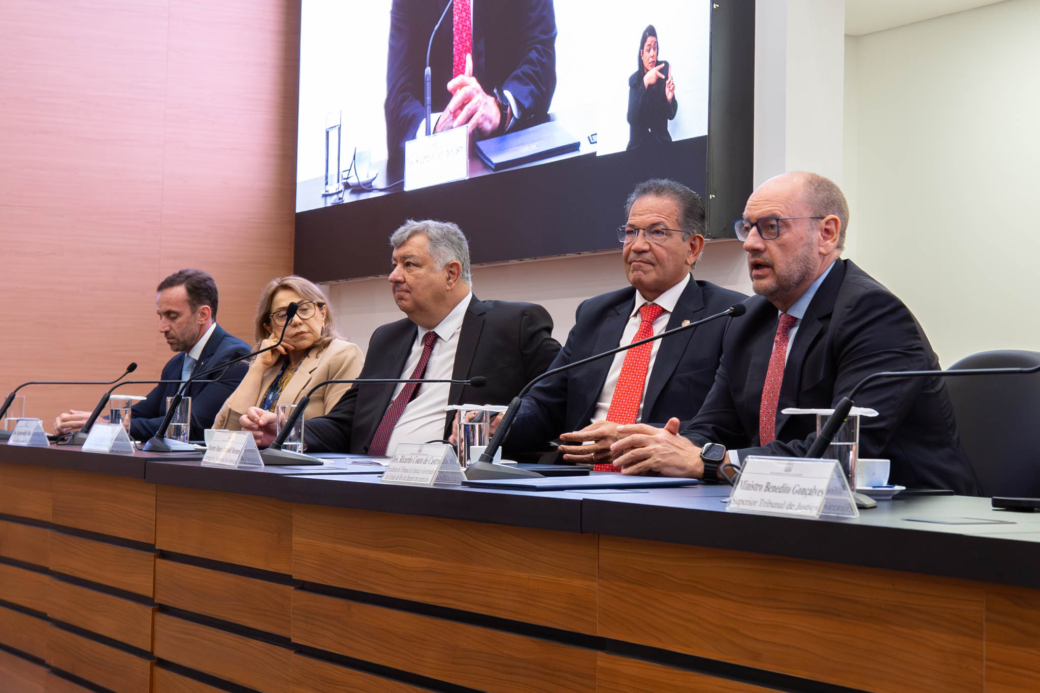 O presidente do TJRJ e governador em exercício, Ricardo Couto de Castro (na ponta direita), fala durante a cerimônia de abertura 