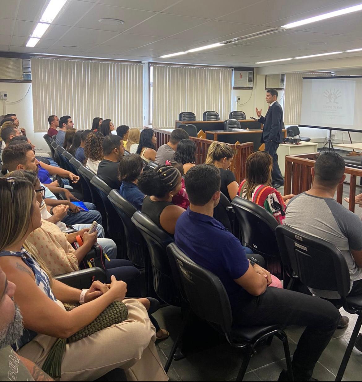                          O juiz Maurílio Teixeira de Mello Júnior, titular da Vara de Família de Araruama, realizou a abertura da Oficina de Parentalidade