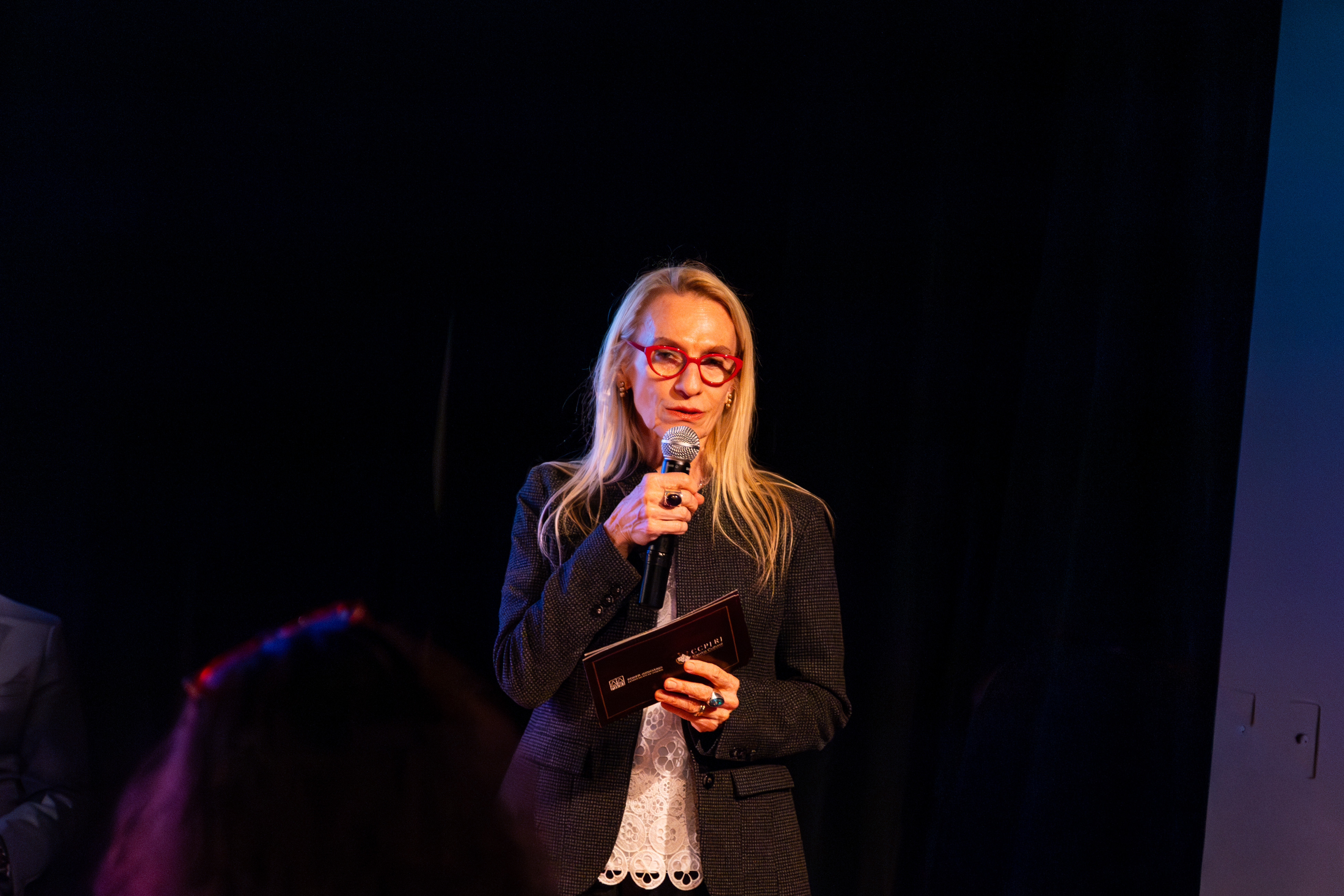 Imagem da desembargadora Cristina Tereza Gaulia na Sala Multiuso