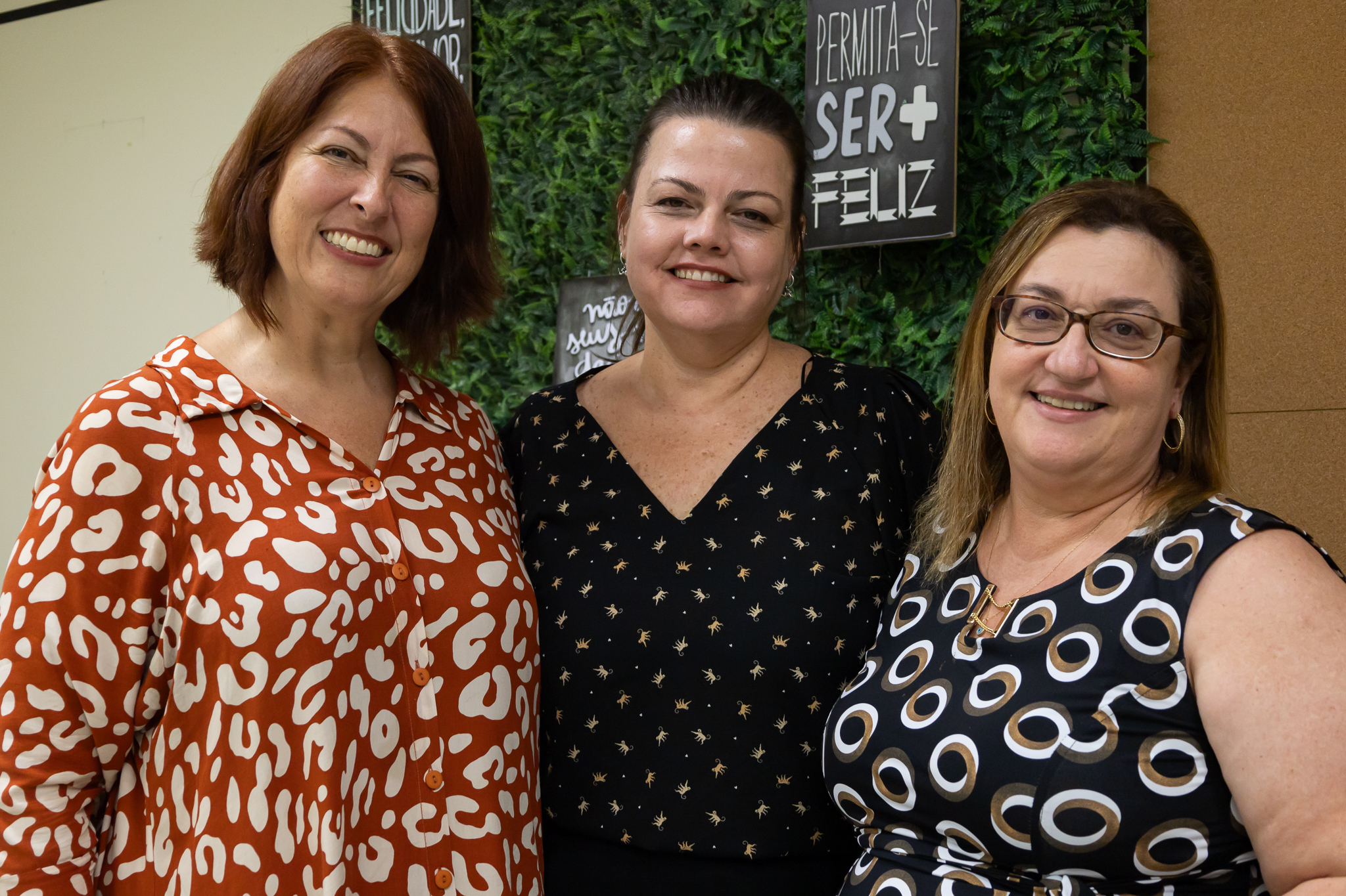 As facilitadoras Daniela Fusaro e Alice Dubauskas posam com a juíza Cláudia Márcia Vidal