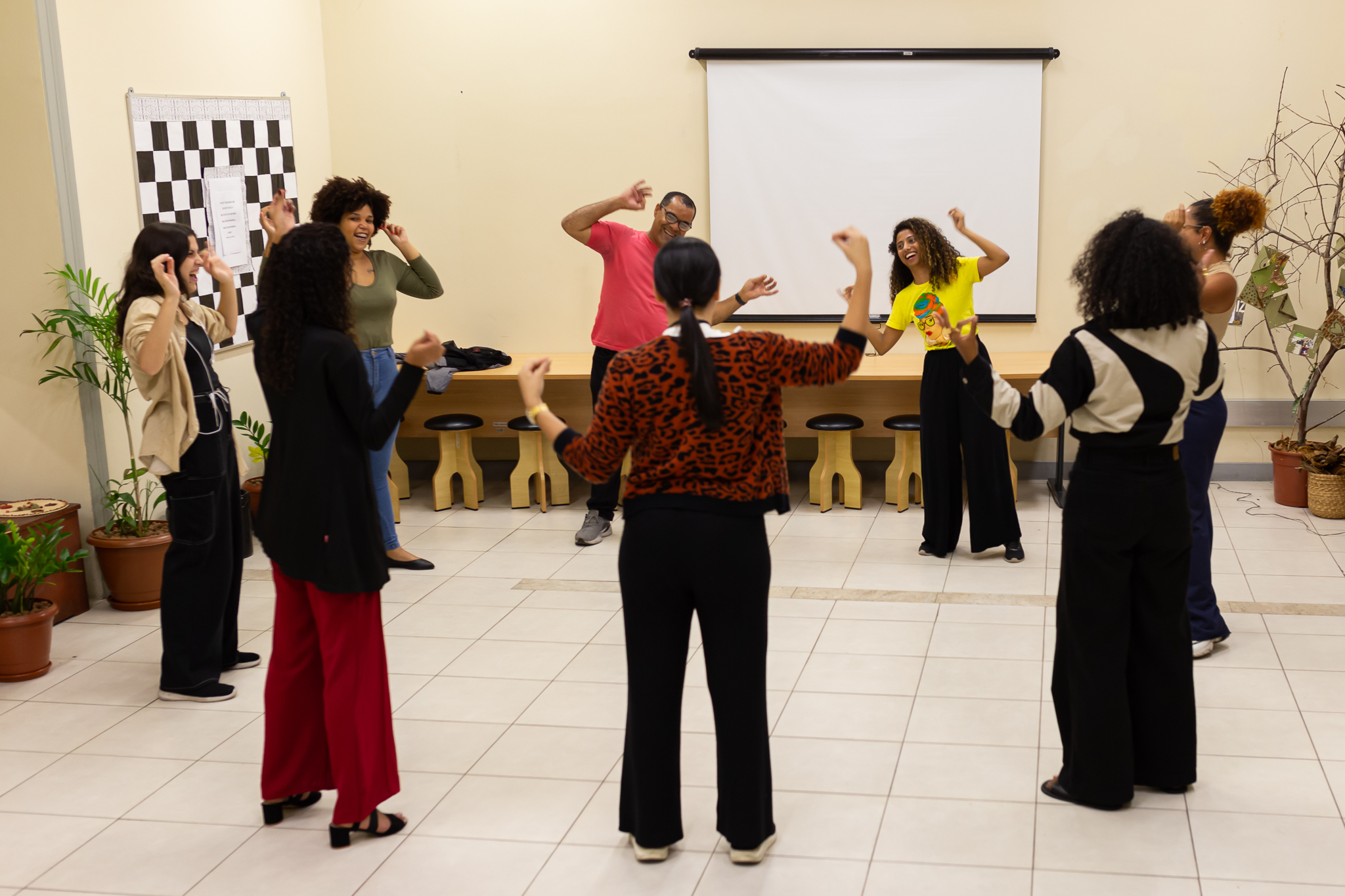 Participantes do Clube Direito ao Riso participam de dinâmica 