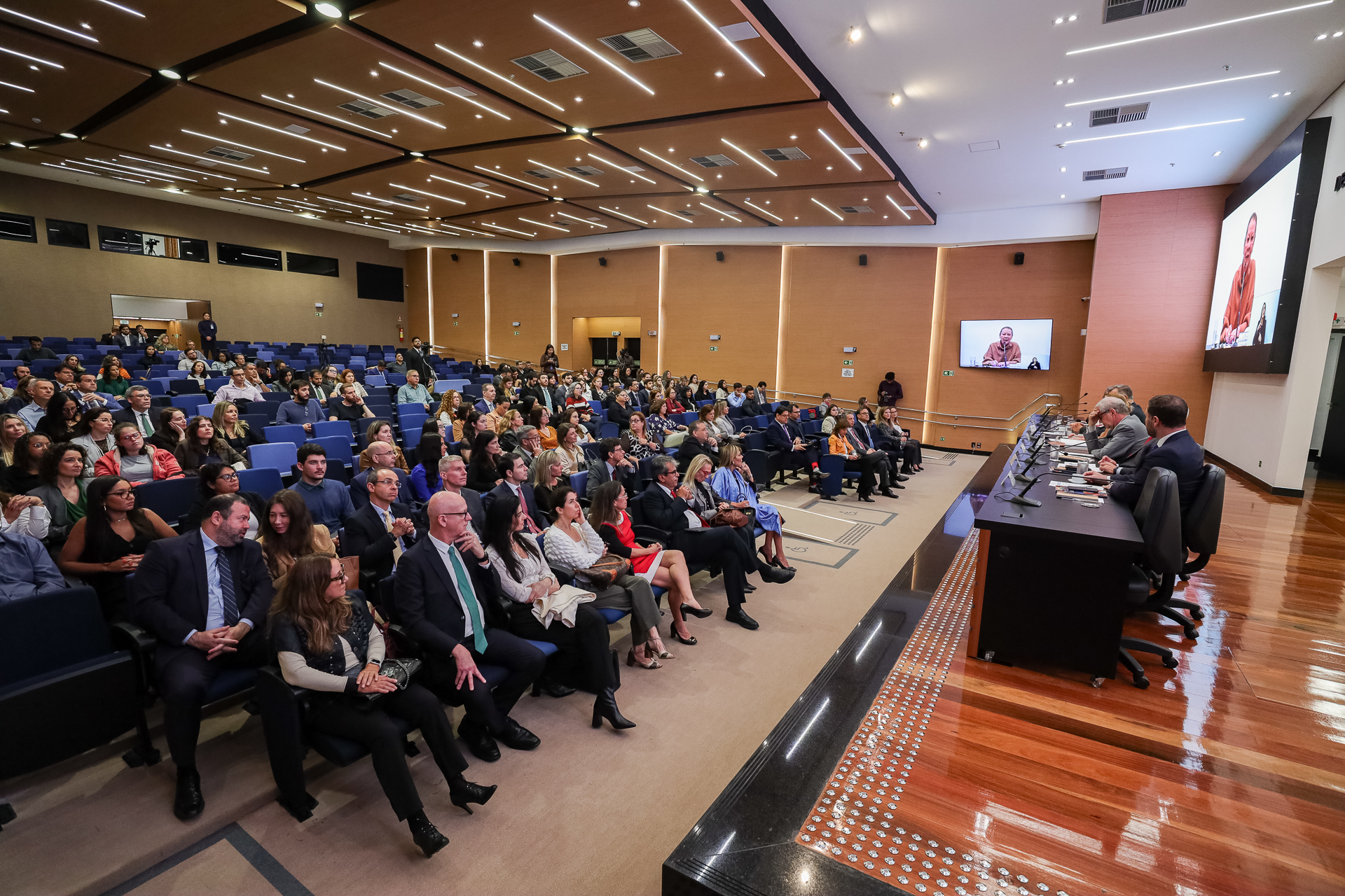 Imagem da plateia no Auditório Desembargador Antônio Carlos Amorim