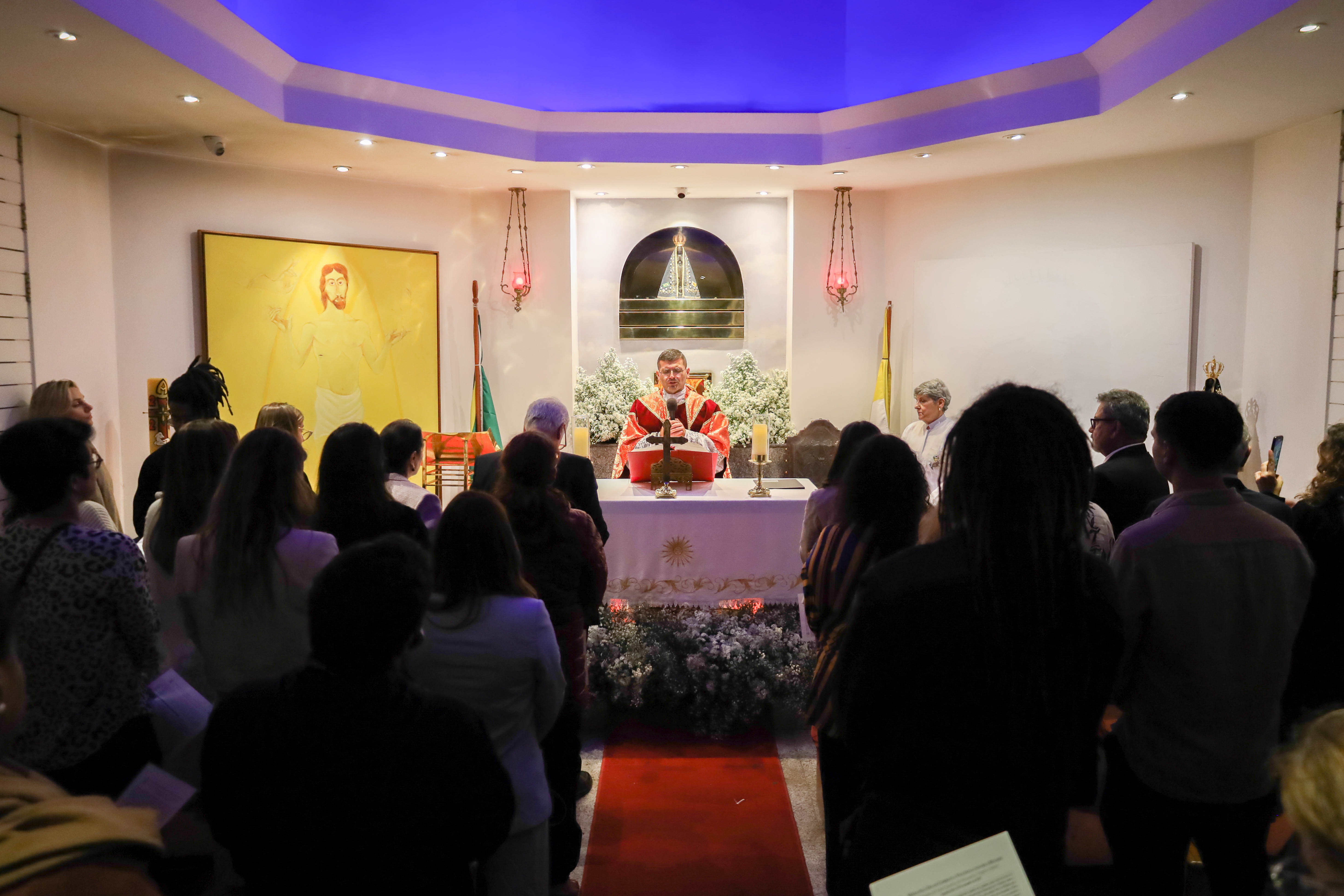 O padre Cristiano Holttz celebrou a missa e lembrou a vida de Santa Catarina de Alexandria, vítima de muitas violências por ser mulher em sua vida terrena