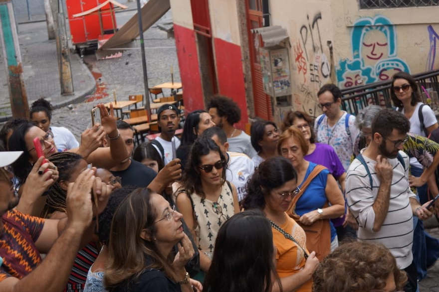 Grupo guiado pela servidora Tatiana Lima Brandão subiu e desceu ladeiras na Pedra do Sal e na Gamboa, conheceu cemitério de escravos e áreas de sítios históricos