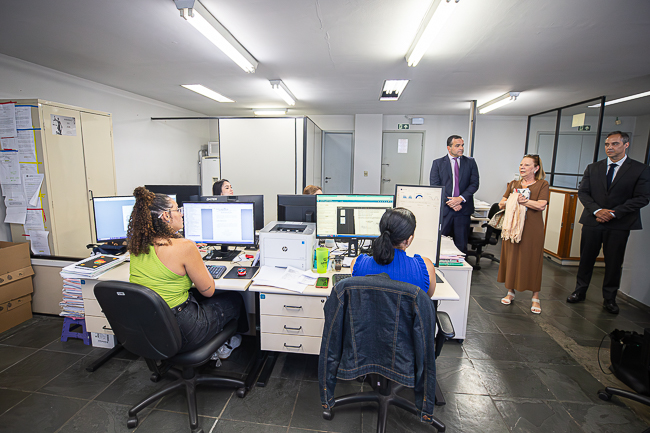 Imagem do Juiz Marco Couto;&nbsp;2ª vice-presidente do TJRJ, desembargadora Maria Angélica&nbsp;Guedes; e juiz Davi da Silva Grasso visitando o cartório de São João de Meriti