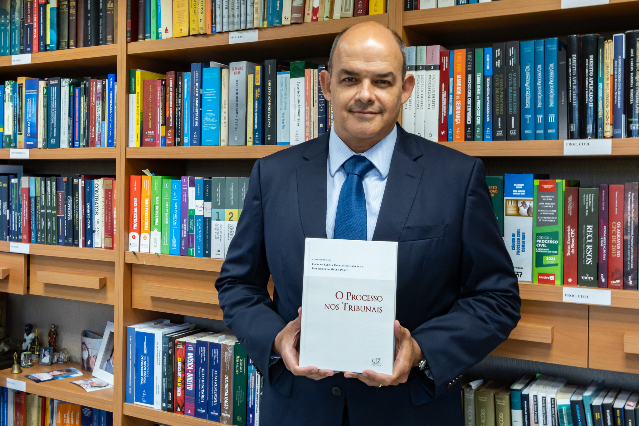 O desembargador Luciano Rinaldi é um dos coordenadores da obra coletiva que será lançada no dia 5 de agosto, às 17h, no Foyer do 10º andar do Fórum Central