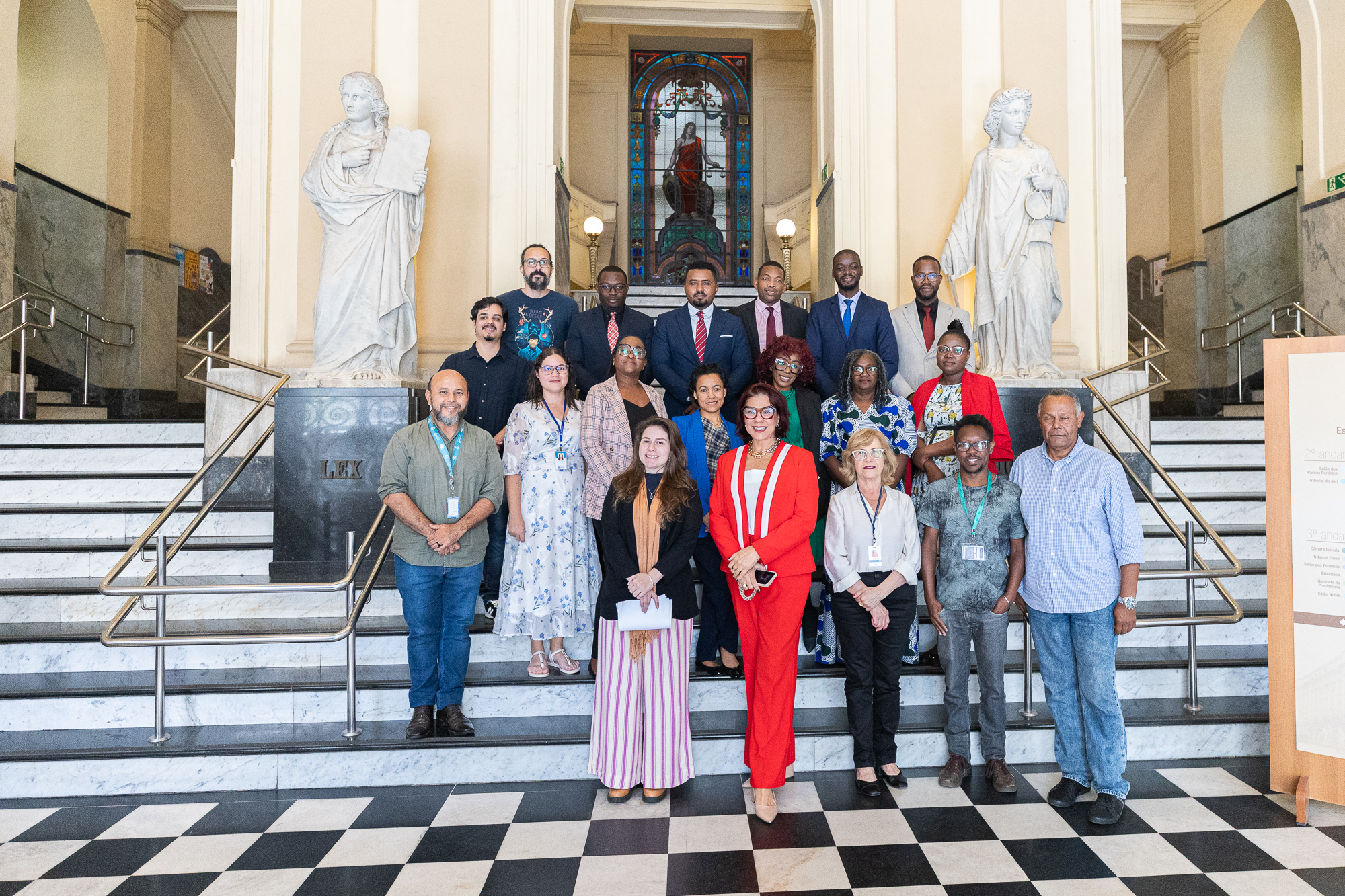 Foto posada no hall do Museu da Justiça com auditores magistrados de Angola e representantes do Tribunal de Justiça de Rondônia que participaram de visita mediada ao Museu