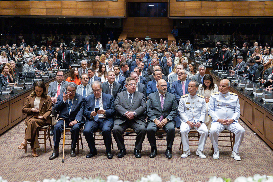 76 personalidades sentadas no Plenário Ministro Waldemar Zveiter.&nbsp;