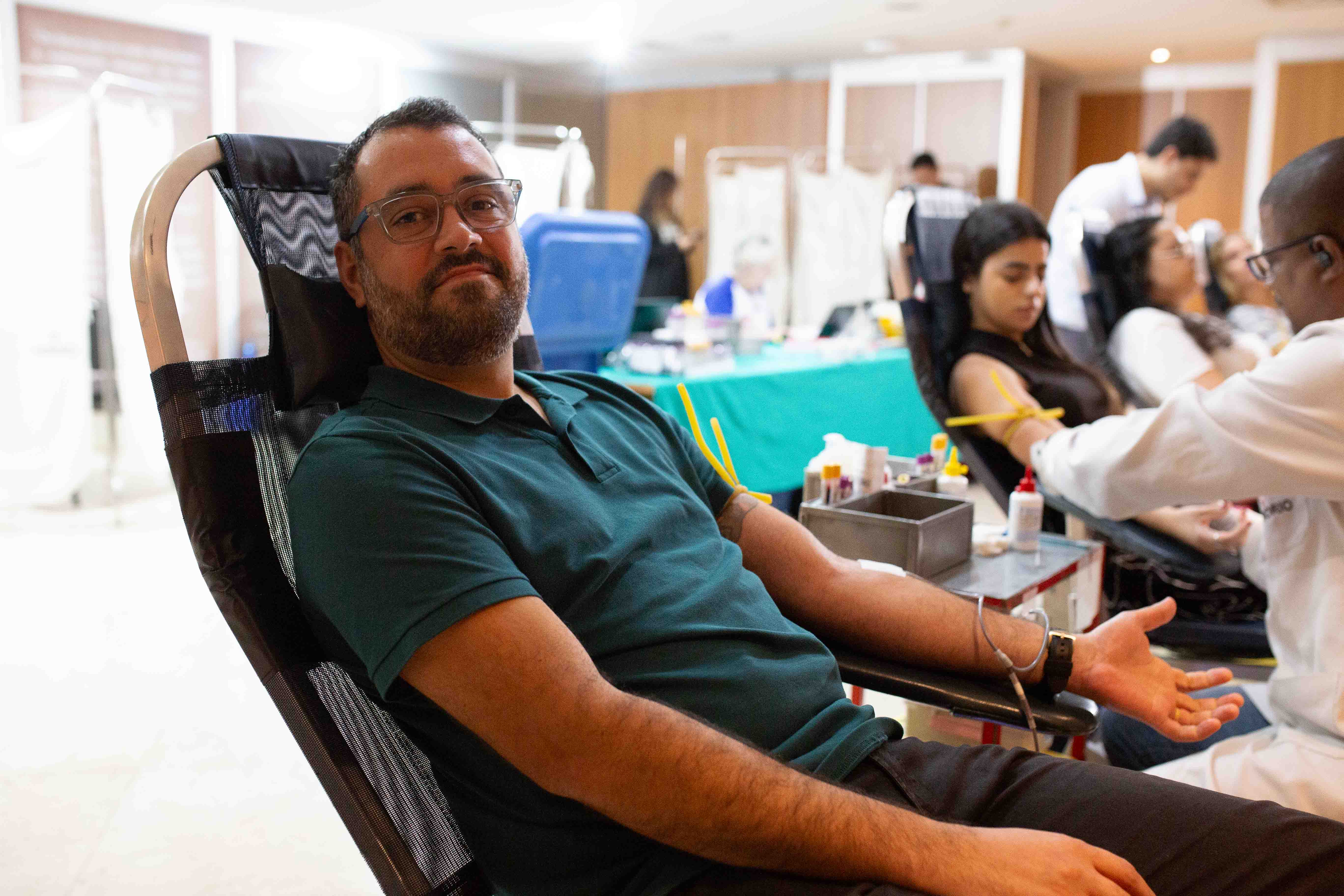 Servidor sentando durante doação de sangue 