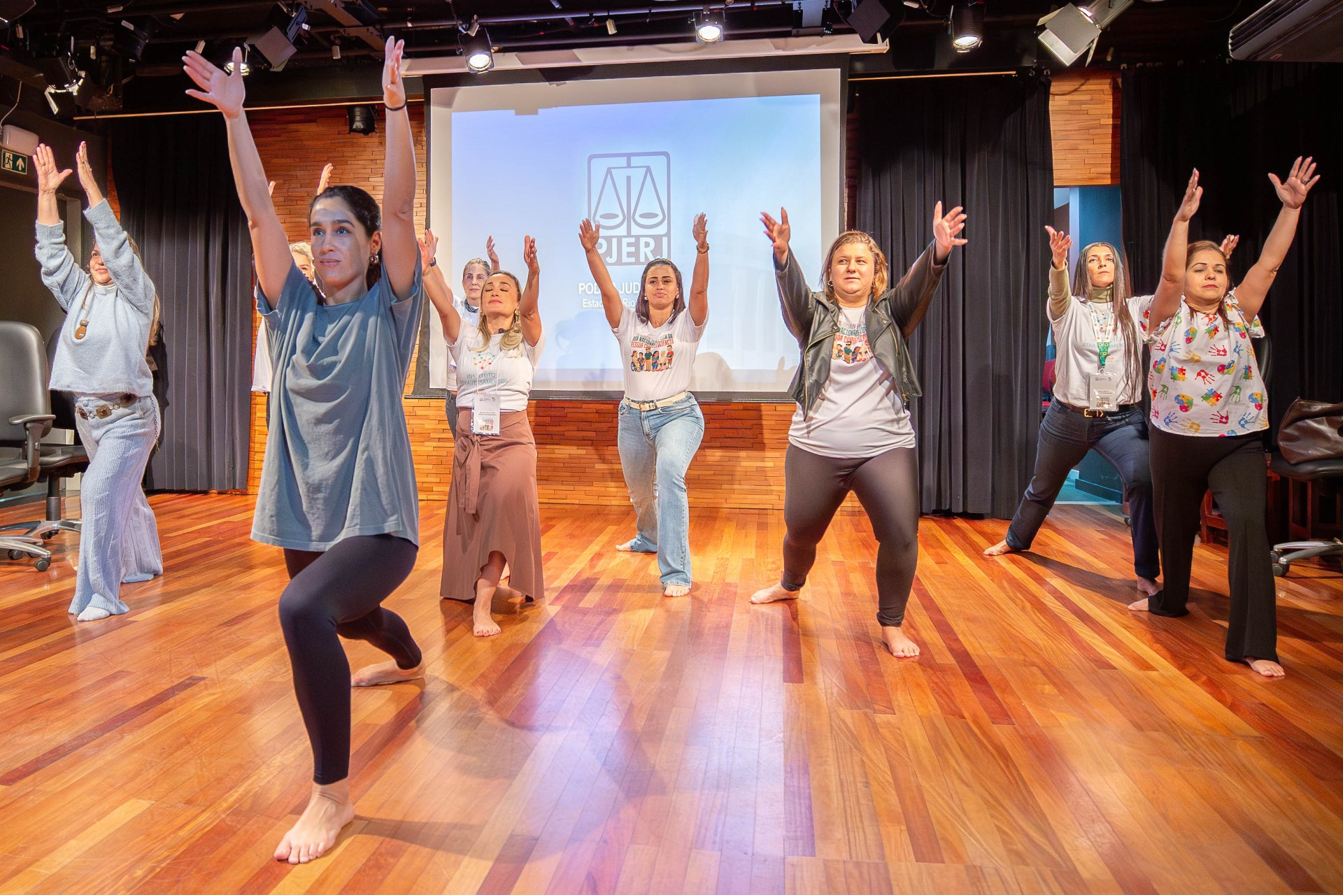 Imagem da aula de yoga dance 