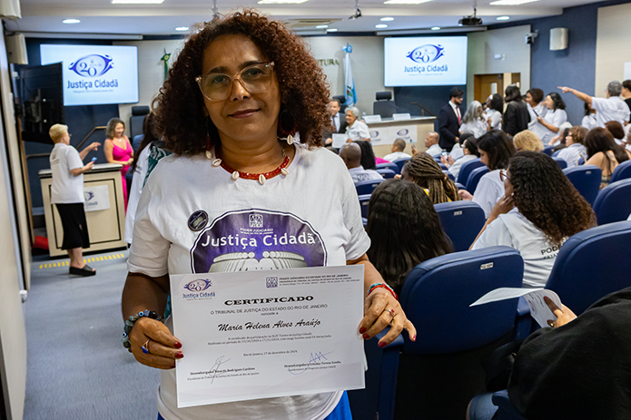Maria Helena Alves Araújo exibe diploma do programa Justiça Cidadã