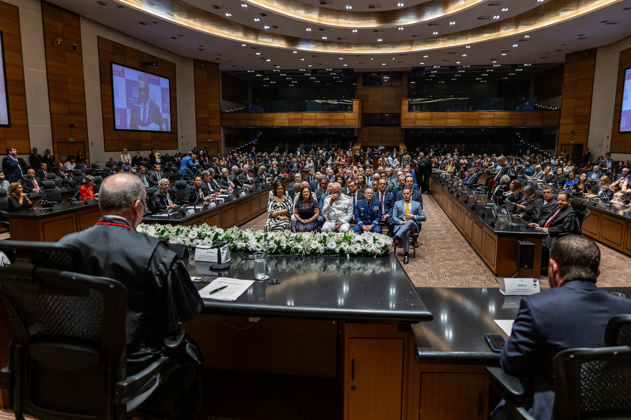 O Plenário Ministro Waldemar Zveiter ficou lotado de convidados que prestigiaram a cerimônia de entrega do Colar do Mérito Judiciário