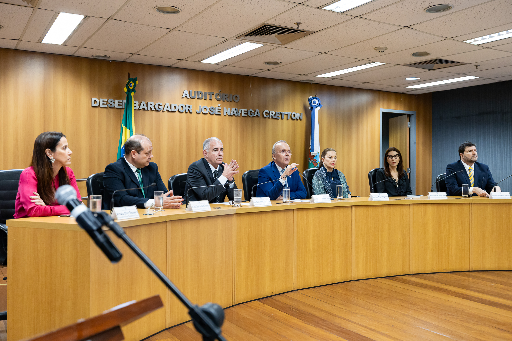 Compuseram a mesa da solenidade Renata Alves Damasco, diretora a Divisão de Planejamento de Pessoal; José Claudio de Macedo Fernandes, juiz auxiliar da Presidência do TJRJ; Des. Marcus Henrique Pinto Basílio, corregedor-geral da Justiça; Des. Ricardo Rodrigues Cardozo, Presidente do TJRJ;  Desa. Suely Lopes Magalhães, segunda vice-presidente do TJRJ; Simone de Araújo Rolim, juíza  auxiliar da Corregedoria;  Carlos Mauro Brasil Cherubini, secretário-geral de Governança, Inovação e Complience