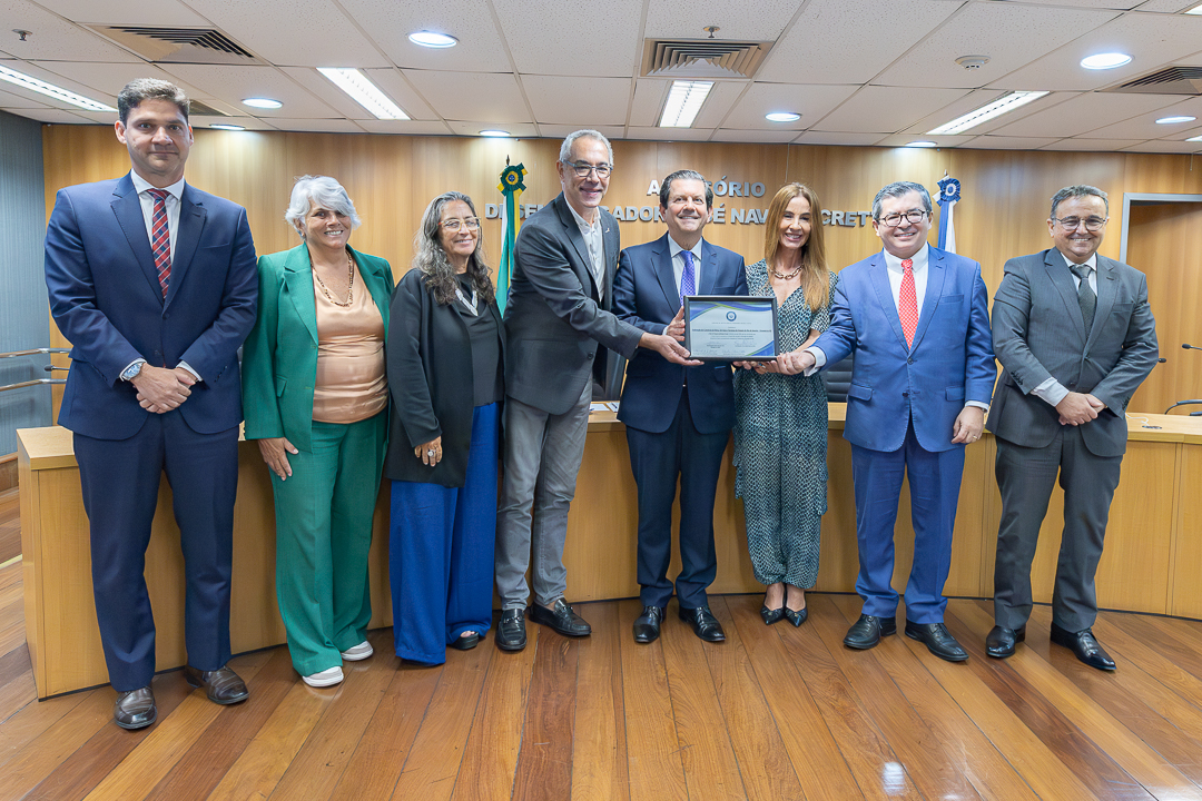 Imagem dos magistrados entregam Selo Responsabilidade Social ao diretor da Fecomércio RJ, José Luiz Paschoal, e ao consultor da Presidência da Fecomércio Otávio Santos da Silva Leite (ao centro da foto) &nbsp;