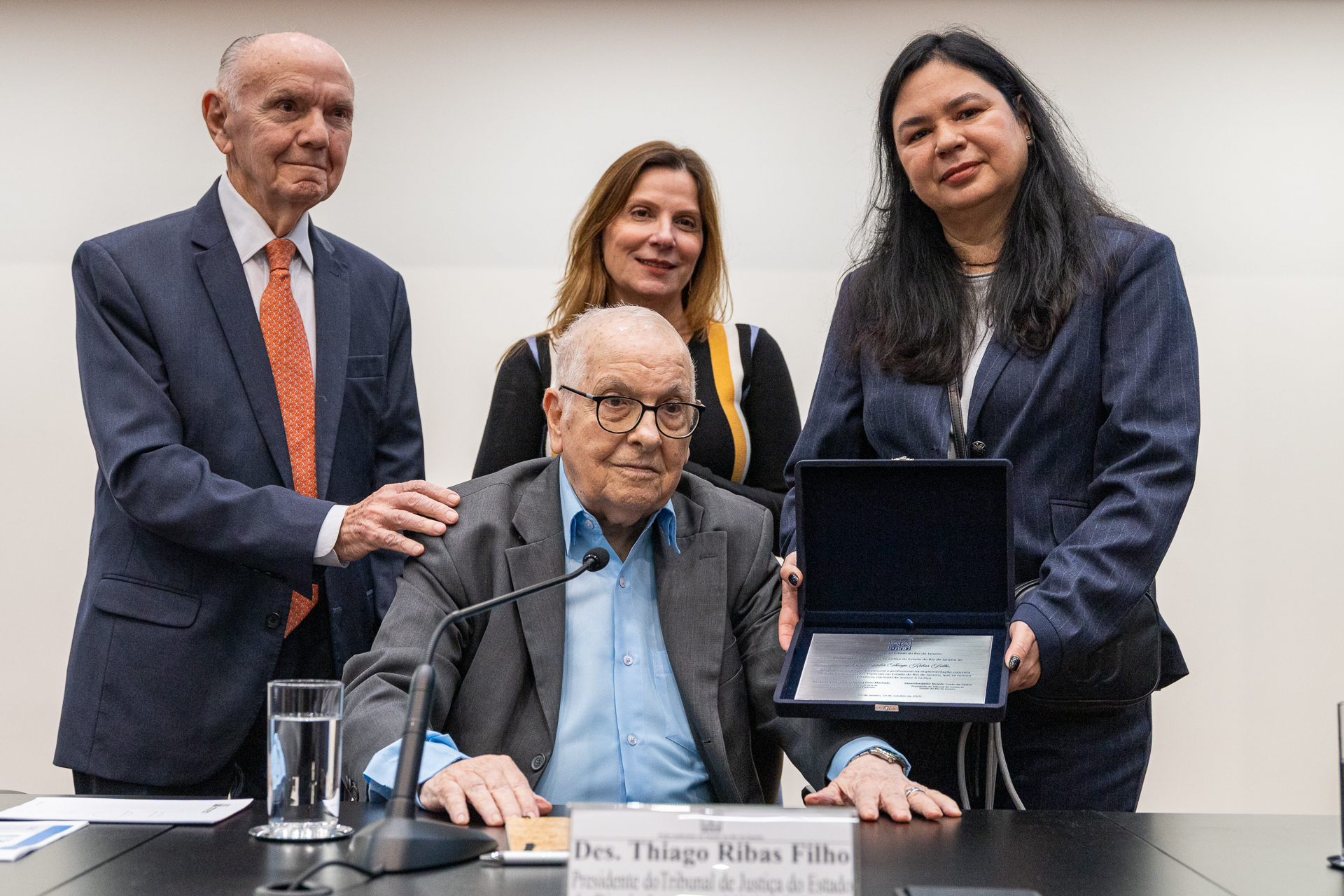 Sentado, desembargador Thiago Ribas, presidente do TJRJ no biênio 1997-1998. Em pé, da esquerda para direita: desembargador Sérgio Cavalieri, presidente do TJRJ biênio 2005-2006; presidente da Cojes, desembargadora Maria Helena Pinto Machado; e Miriam Góes Ribas, filha do desembargador Thiago Ribas e servidora aposentada do TJRJ 