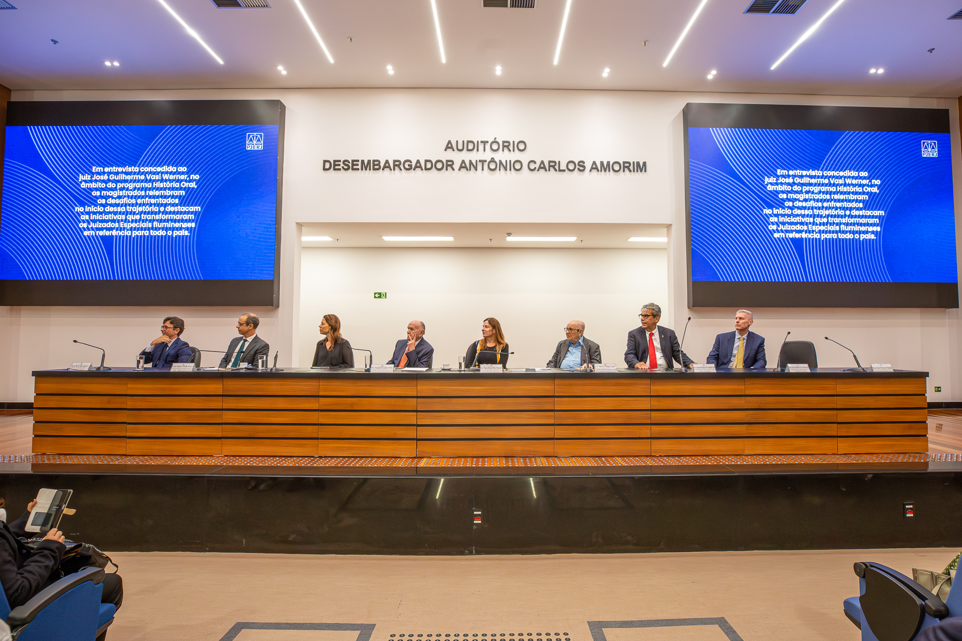 A mesa foi composta, da esquerda para direita, pelos juízes Fabio Costa Soares e Paulo Mello Feijó; pela presidente da Amaerj – juíza Eunice Haddad; pelo presidente do TJRJ no biênio 2005-2006; desembargador Sérgio Cavalieri; pela presidente da Cojes, desembargadora Maria Helena Pinto Machado; pelo presidente do TJRJ no biênio 1997-1998, desembargador Thiago Ribas; pelo desembargador José Domingos de Almeida Neto; e pelo juiz José Guilherme Vasi Werner 