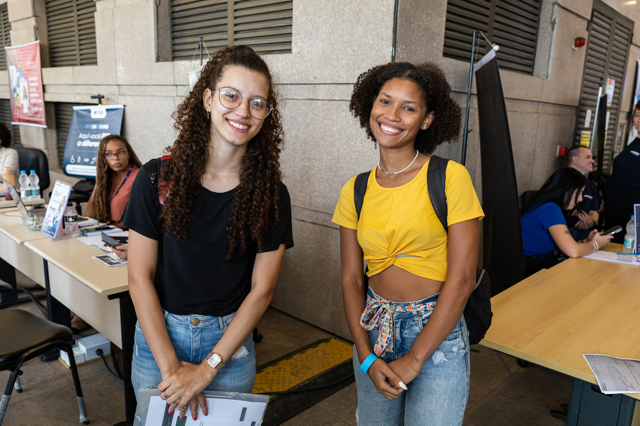 Surdas, as amigas Alexandra, 23 anos, e Rafela, 24, foram ao mutirão em busca de oportunidade de emprego