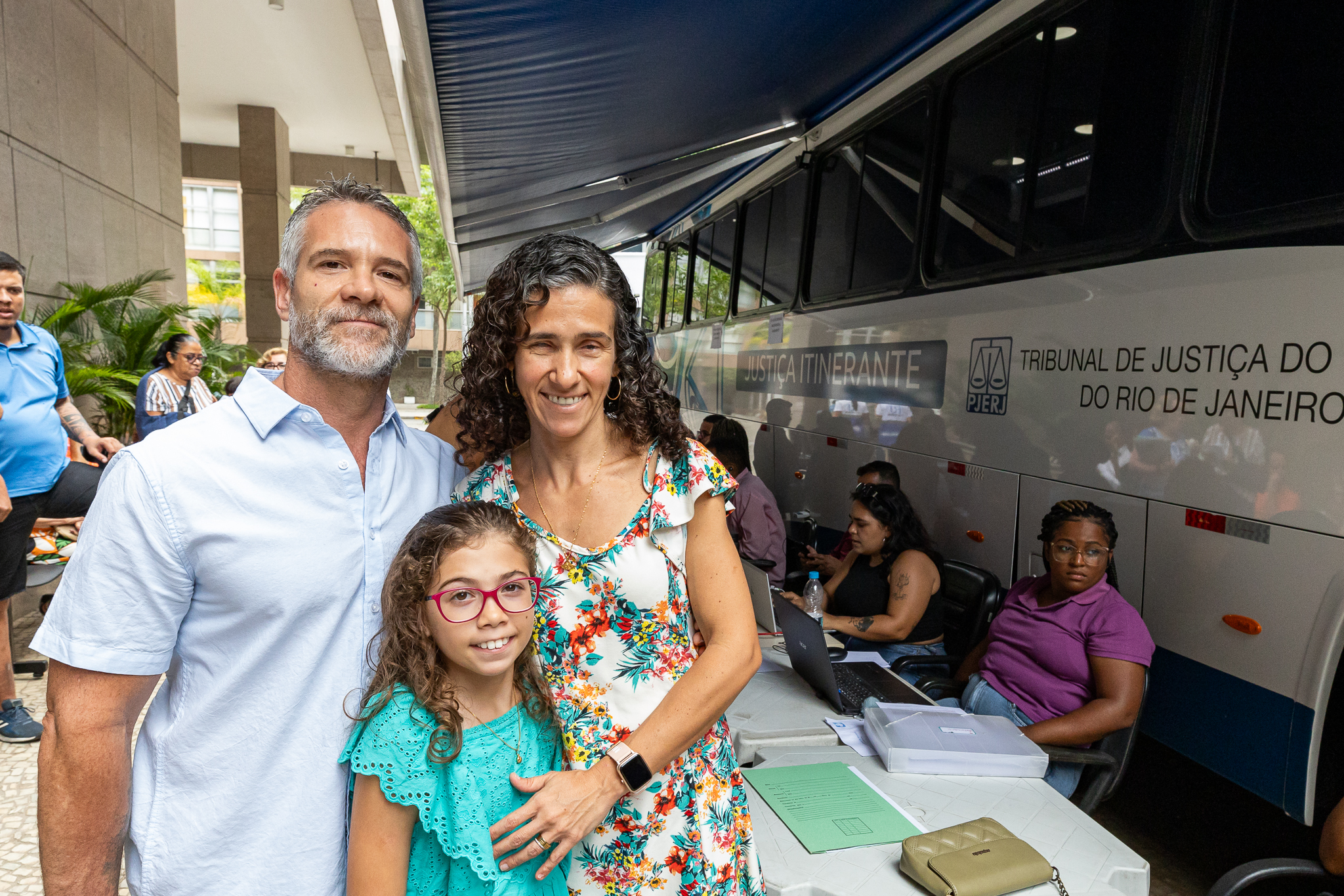 Marcio Henrique aproveitou a oportunidade para oficializar a união de 20 anos com Renata Oliveira Mouta. E levaram a filha Mikhaela, de 9 anos, para testemunhar o momento