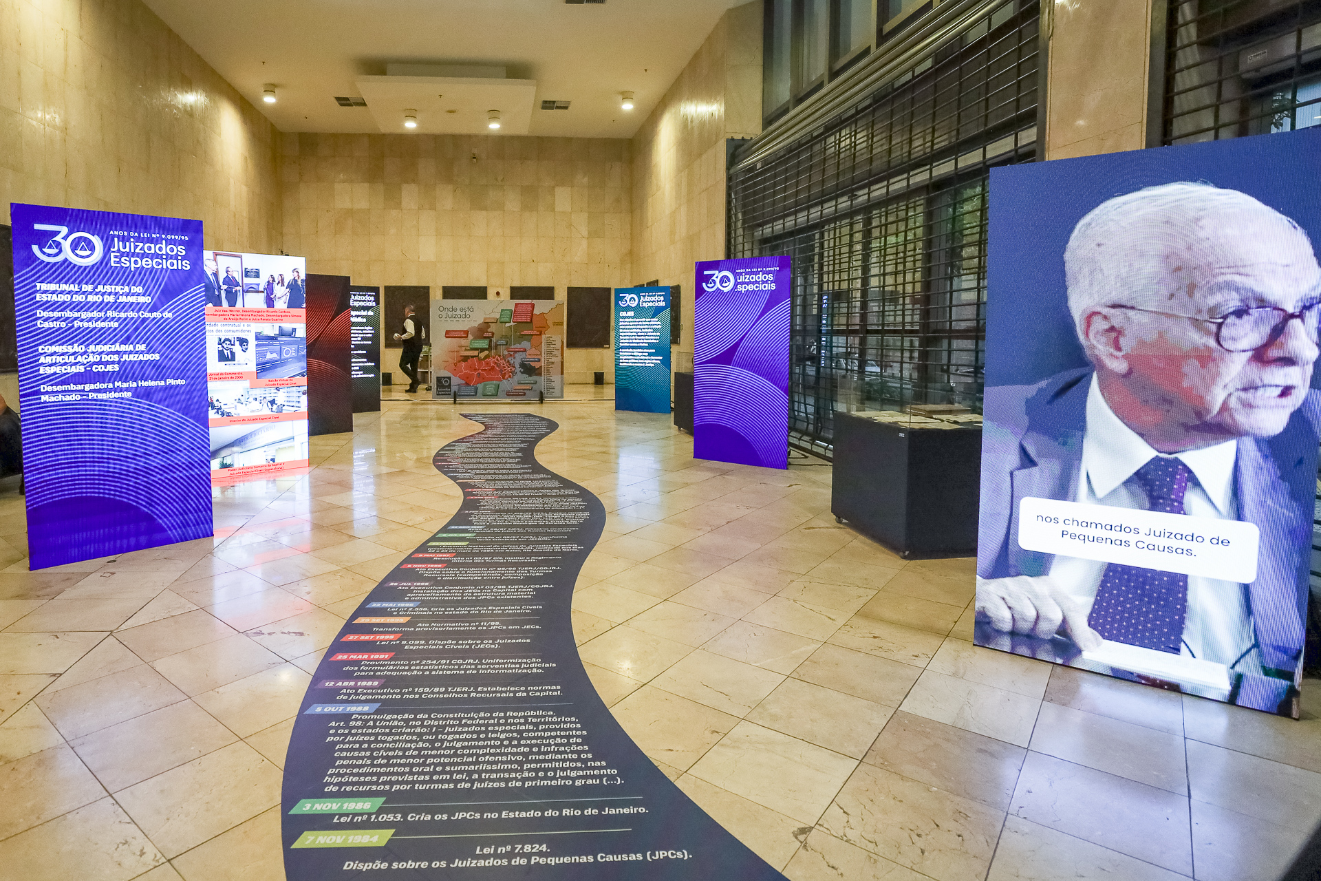 Imagem do hall da Lâmina III com a exposição “Os 30 anos dos Juizados Especiais - Memórias de um novo tempo”
