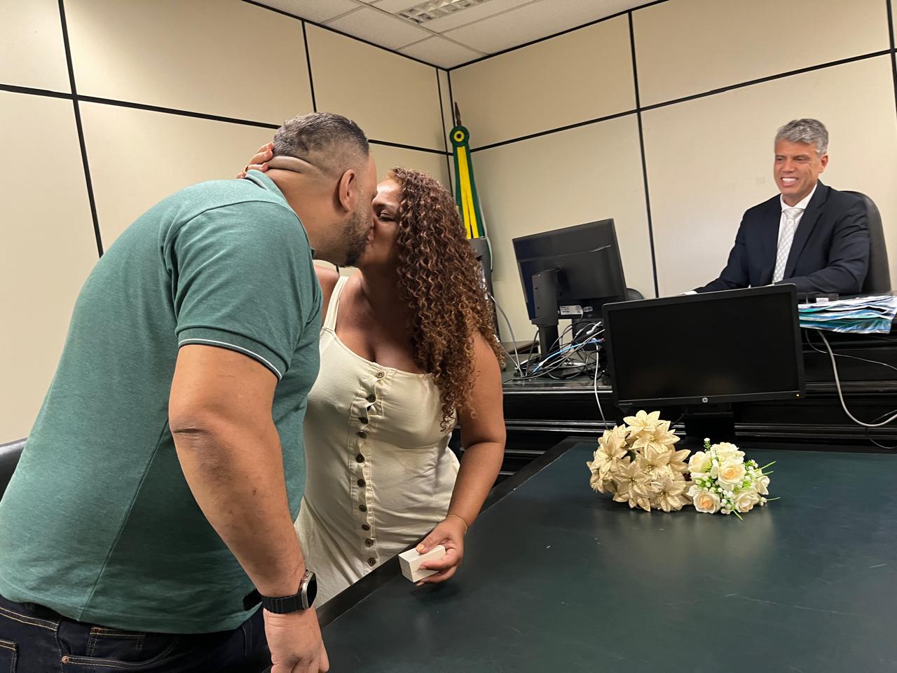 ​ exigidas para esse fim, assegurando o direito de constituir família e oficializar a união matrimonial. “Vemos tantas desilusões e rompimentos no dia a dia, que é uma realização e alegria poder promover a união. Além disso, as pessoas saem daqui com a convicção e compromisso de constituir uma família”, destacou o juiz Alexandre José, na sala de audiência da 3ª Vara de Família.  Juntos há 26 anos, o casal Sura Bernardo e Davi dos Santos se casaram ao lado da filha Luma Pereira, que também casou com Thaiuã Vicente – sendo testemunhas uns dos outros. “Estar casando com minha mulher Sura e casando a minha filha ao mesmo tempo é uma alegria”, disse Davi. “Eu e Thaiuã estamos juntos desde a adolescência, moramos juntos e temos um bebê. Quando soube que meus pais iriam casar, nós decidimos oficializar a nossa união também”, afirmou Luma.     O casal Cosme Ricardo e Fernanda Teixeira oficializaram a união na audiência realizada pelo juiz Alexandre José da Silva Barbosa  ​