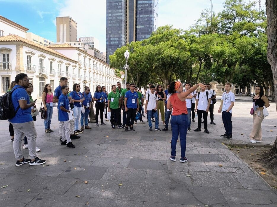 Participantes acompanham explicação da historiadora Tatiana Brandão na Praça XV