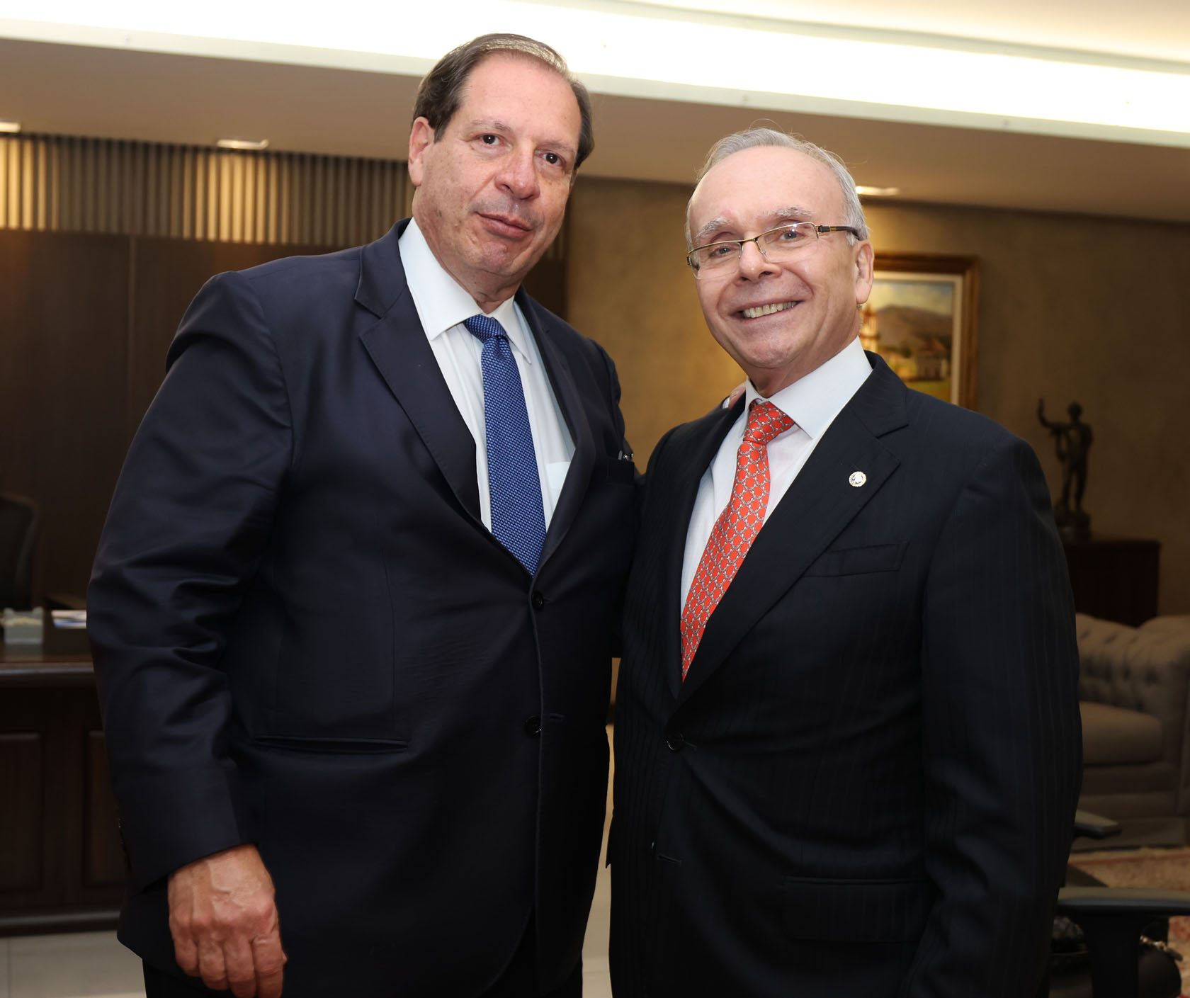 ​       Anfitrião do Encontro, o presidente do TJRJ, desembargador Ricardo Rodrigues Cardozo, destacou a importância da troca de inovações entre os tribunais    O vice-presidente do Superior Tribunal de Justiça (STJ), ministro Luis Felipe Salomão, declarou, na abertura do IV Encontro Nacional dos Laboratórios de Inovação do Poder Judiciário – FestLabs, que a inovação é uma das principais soluções para redução do acervo de processos em andamento no país. “Em 2009, o Brasil tinha 86 milhões de processos em andamento. Hoje, em 2024, são 83 milhões. O número de processos que ingressavam naquele ano era de 25,5 milhões. Em 2024 estamos em 30 milhões. Comparando esses números, acredito que não tem outro caminho se não for a inovação, para nos redescobrir, nos reinventar, apostar na gestão e em formas eficientes de desafios para reduzir essa litigiosidade, esse acervo, essa quantidade de processos.” A edição de 2024 do FestLabs, organizada pelo Fórum do Poder Judiciário do Rio de Janeiro (Fojurj), em parceria com o Conselho Nacional de Justiça (CNJ), acontece até sexta-feira (13/9) no Tribunal de Justiça do Estado do Rio de Janeiro.  O ministro demonstrou otimismo em relação às novas ideias e iniciativas que serão apresentadas durante IV FestLabs. “De acordo com os dados reunidos no CNJ, 93 tribunais do país já apresentaram 557 iniciativas de inovação. E acho que daqui vão sair mais outras tantas ferramentas. Acredito que esse seminário vai ser uma oportunidade única para implementar e incrementar, ainda mais, essas inovações. Tenho certeza que esse será um tanque de novas ideias, uma oportunidade única de gente do Brasil inteiro que está trabalhando nesses laboratórios de inovação, que são uma grande sacada dentro do Poder Judiciário, criados pelo CNJ com a Resolução nº 395/2021 e espalhados pelo Brasil inteiro.”  O encontro objetiva promover a troca de experiências e incentivar a formação de parcerias para gestão da inovação no âmbito do Poder Judiciário.     Vice-presidente do STJ, ministro Luis Felipe Salomão,  e o presidente do TJRJ, desembargador Ricardo Rodrigues Cardozo, defenderam a modernidade dos tribunais   ​