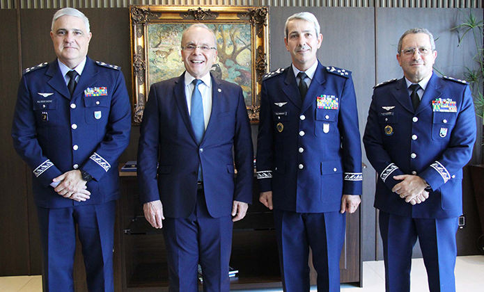 O major-brigadeiro Sérgio Bastos, vice-diretor do Departamento de Controle do Espaço Aéreo (DECEA); o desembargador Ricardo Cardozo,  presidente do TJRJ; o tenente-brigadeiro do ar Alcides Teixeira Barbacovi, diretor-geral do DECEA;  e o major-brigadeiro Rodrigo Fernandes Santos, comandante do III COMAR, durante o encontro institucional