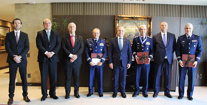 Os juízes auxiliares da Presidência Daniel Vargas e José Cláudio Macedo Fernandes com o desembargador Caetano Ernesto da Fonseca Costa, 1º vice-presidente do TJRJ; o major-brigadeiro Rodrigo Fernandes Santos, comandante do III Comar; o desembargador Ricardo Rodrigues Cardozo, presidente do TJRJ;   o tenente-brigadeiro do ar Alcides Teixeira Barbacovi, diretor-geral do Departamento de Controle do Espaço Aéreo (DECEA); o desembargador João Ziraldo Maia e o major-brigadeiro Sérgio Bastos, vice-diretor do DECEA, conversaram sobre a parceria do Tribunal de Justiça do Rio e a Força Aérea Brasileira, entre outros temas