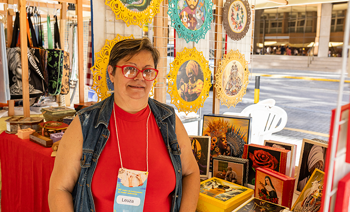 Eleusina Carvalho, de 60 anos, participa da feira pela nona vez