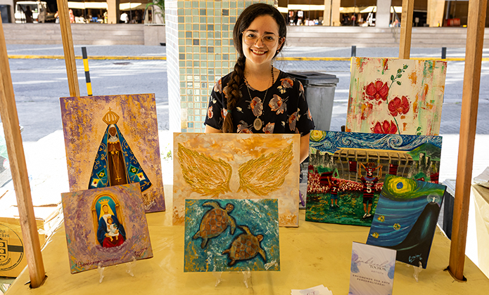 A venezuela Gabriela Tochon expôs seus quadros na feira de artesanato do TJ pela primeira vez