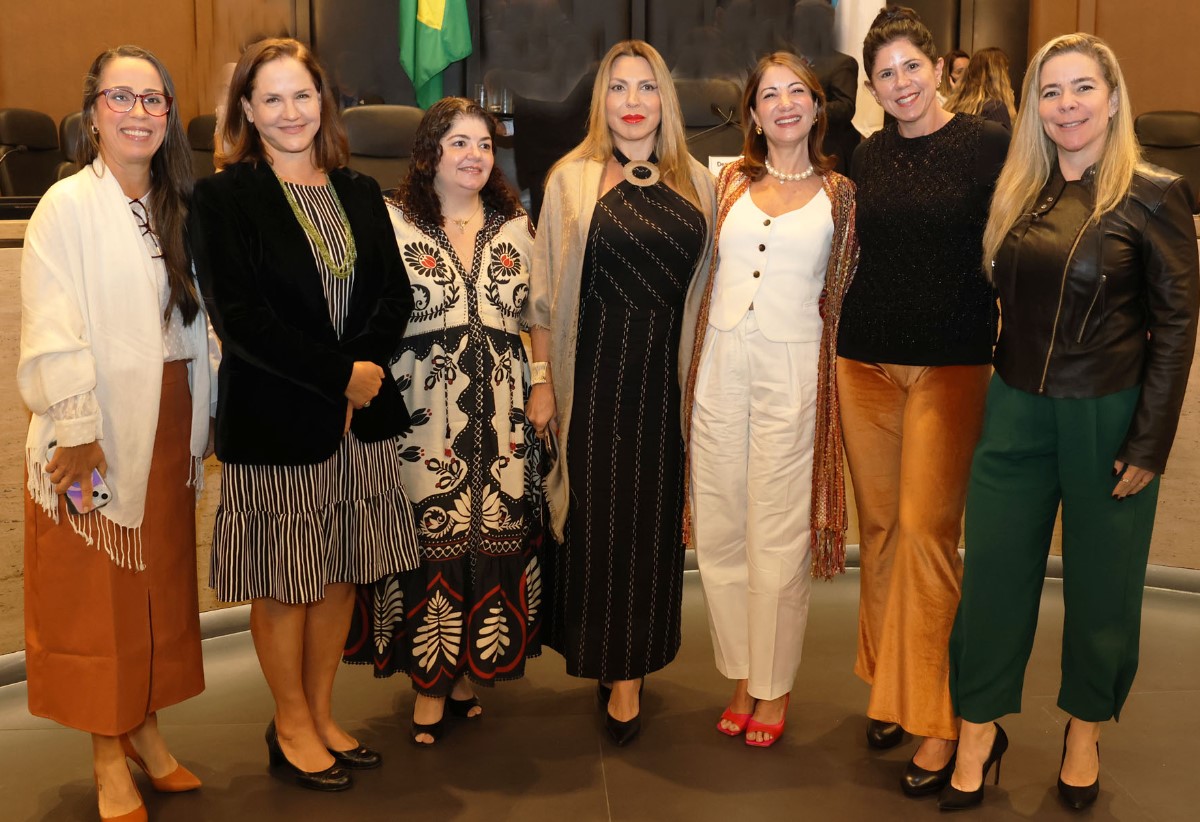 Da esquerda para a direita: A desembargadora Daniela Bandeira; a vice-presidente do Fórum Permanente de Violência Doméstica, Familiar e de Gênero da Emerj e membro da Coordenadoria Estadual da Mulher em Situação de Violência Doméstica e Familiar (Coem), juíza Katerine Jathay Kitsos Nygaard; a juíza Elen de Freitas  Barbosa, membro da Coem; e as juízas do Tribunal do Júri e membros da Coem; Tula Correa,  Lúcia Glioche e  Alessandra Roidis, com a presidente do Fórum Permanente de Violência Doméstica e Familiar e de gênero e Coordenadoria Estadual da Mulher em Situação de Violência Doméstica e Familiar (Coem), desembargadora Adriana Ramos de Mello.