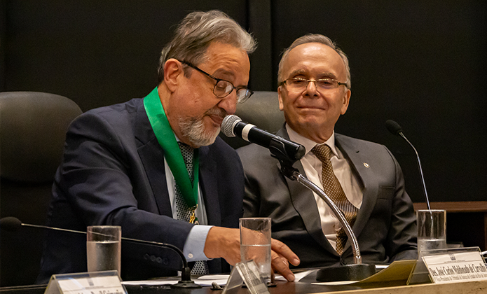 ​       3º vice-presidente do TJRJ, o desembargador José Carlos Maldonado de Carvalho, homenageado pelo IMB, foi saudado pelo presidente do Tribunal, desembargador Ricardo Rodriguers Cardozo  ​