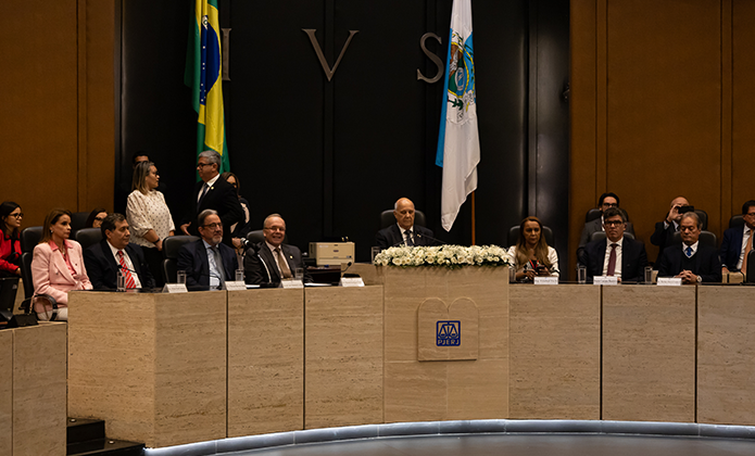 ​       3º vice-presidente do TJRJ, o desembargador José Carlos Maldonado de Carvalho, homenageado pelo IMB, foi saudado pelo presidente do Tribunal, desembargador Ricardo Rodriguers Cardozo  O 3º vice-presidente do Tribunal de Justiça do Estado do Rio de Janeiro (TJRJ), desembargador José Carlos Maldonado de Carvalho, recebeu a Medalha do Mérito Cultural da Magistratura Brasileira, concedida pelo Instituto dos Magistrados Brasileiros (IMB). A solenidade foi realizada na tarde desta quarta-feira (03/07), no Plenário Desembargador Estenio Cantarino Cardozo, e contou com a presença de diversas autoridades, além de familiares e amigos do magistrado.  O presidente do IMB em exercício, desembargador Roberto Guimarães, presidiu a cerimônia e destacou a importância do Instituto e de sua função de difundir a cultura jurídica em todo o país. Já o presidente do TJRJ, desembargador Ricardo Rodrigues Cardozo, relembrou a sua longa amizade com o homenageado, iniciada em janeiro de 1988, quando ambos foram empossados juízes.  “Durante todo esse tempo estivemos juntos em diversos momentos, inclusive quando chegamos à desembargadoria. Sempre formamos um grupo de amigos próximos e acompanhei sua vida e trajetória. Esta é uma homenagem justa, merecida, que orgulha a magistratura desse estado”, declarou.       Adriana Brasil Guimarães, 2ª vice-presidente do IAB-Institutos dos Advogados Brasileiros; desembargador Peterson Barroso Simão; presidente do TJRJ, desembargador Ricardo Rodrigues Cardozo;  desembargador Roberto Guimarães, presidente do IMB; deputada estadual Tia Jú; Luciano Bandeira, presidente da OAB-RJ,  e Marlon Obesrt Cordovil, promotor de justiça   ​
