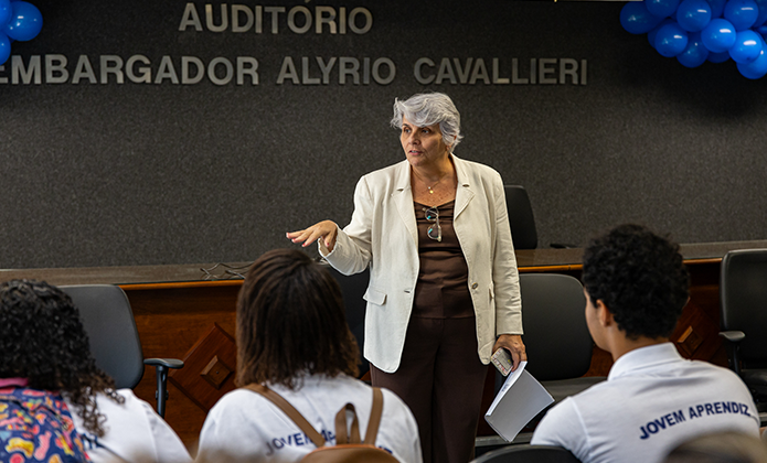  A juíza Lysia Maria Mesquita, titular da 1ª VIJI, explica para a turma do "Descobrir-se" quais os objetivos e benefícios do projeto
